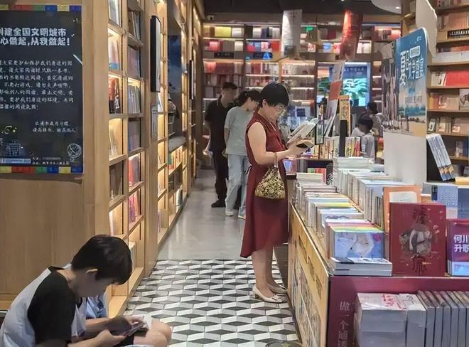 ：死的不是实体店是20年不变的经营脑九游会J9实体不行了？人民日报表态(图22)